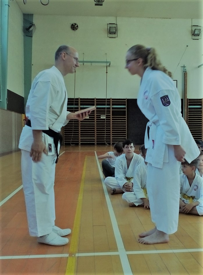 Miroslav Zezulka, VI.Dan, předává 10.kyu